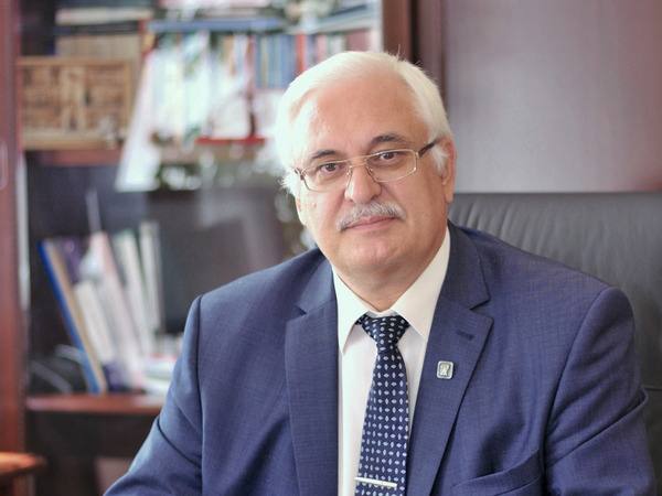 Ректор ТГАСУ Виктор Власов покинул Закдуму за девять месяцев до конца срока Ректор Томского государственного архитектурно строительного университета Виктор Власов досрочно сложил полномочия депутата Законодательной думы Томской области Комитет ЗДТО удовлетворил его заявление о добровольной отставке Речь идёт не только о мандате Власов также покинул пост председателя профильного комитета До окончания срока его депутатских полномочий оставалось около девяти месяцев Виктор Власов возглавляет ТГАСУ более полутора десятилетий и на протяжении нескольких созывов совмещал должность ректора с работой в региональном парламенте В Законодательной думе Томской области он представлял интересы строительной и образовательной сферы и входил в число заметных фигур профильного блока Отставку Власова ожидали ещё в мае после резонансного задержания проректора ТГАСУ Владимира Вакса Он стал фигурантом уголовного дела по подозрению в злоупотреблении должностными полномочиями и участии в коррупционных схемах связанных с хозяйственной деятельностью университета По версии следствия решения принимались в интересах аффилированных структур и могли нанести ущерб вузу В уголовном деле также упоминается сын Владимира Вакса которого правоохранительные органы связывают с коммерческими компаниями получавшими контракты или иные преференции при участии руководства ТГАСУ На фоне скандала политические позиции Виктора Власова заметно ослабли Публичной поддержки со стороны коллег он не получил а его появление на отчёте губернатора по мнению журналиста Андрея Острова выглядело отстранённым и одиноким Добровольный уход из Законодательной думы и с поста председателя комитета стал финальной точкой истории связавшей университетский кризис и политическую карьеру ректора Последует ли за этим и уход с поста ректора ТГАСУ вопрос открытый