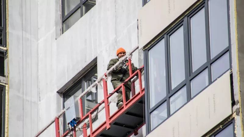 Эксперты назвали самые высокооплачиваемые вакансии в Алтайском крае  Аналитики портала HeadHunter назвали вакансии с самой высокой зарплатой в Алтайском крае по итогам апреля. В их числе:   Прорабы и мастера строительно-монтажных работ – 150 тысяч рублей.   Геодезисты – 147,5 тысячи рублей.   Курьеры – 134,1 тысячи рублей.   Монтажники – 125,1 тысячи рублей.   Руководитель отдела продаж – 102,5 тысячи рублей.   Машинист – 102,4 тысячи рублей.   Программисты, разработчики, начальники производства, руководители проектов – 100 тысяч рублей.   Сварщики – 99,4 тысячи рублей.   Инженеры ПТО и сметчики – 98,9 тысячи рублей.   Агенты по недвижимости – 85,6 тысячи рублей.   Автослесари и автомеханики – 80 тысяч рублей.  Наименьшие доходы у дворников  30 тысяч рублей , воспитателей и нянь  32,3 тысячи рублей , уборщиков  32,7 тысячи рублей , архивариусов и делопроизводителей  37,3 тысячи рублей .  ТОЛК