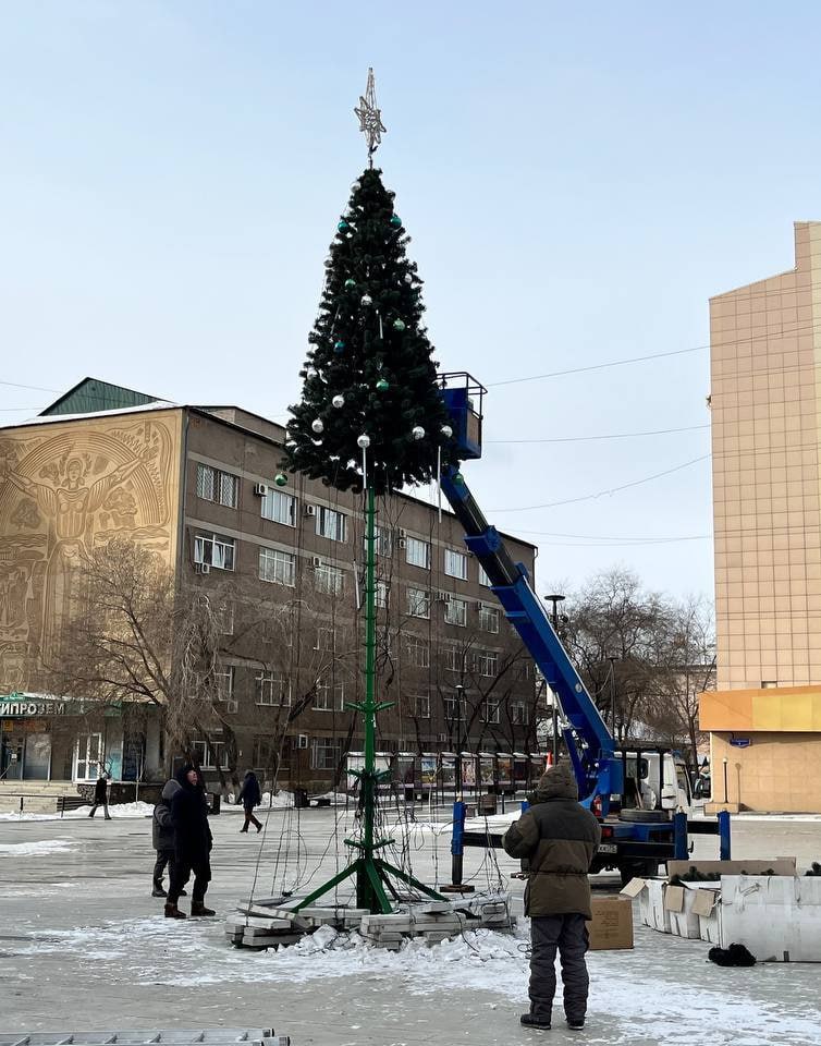 На Театральной площади начали разбирать новогоднюю красавицу.   Площадь Ленина тоже скоро начнут возвращать к базовым настройкам, каток и фуд-корт в ярмарочных рядах простоят до 15 февраля. Большое уличное кафе в центре площади — до 2 марта. Главную елку будут убирать после потепления.  Фото Александры Аксеновой из тг-канала минкульта    Новости Читы