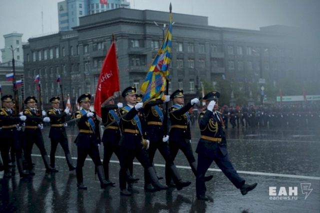 В Челябинске ожидается дождь в День Победы Такой прогноз опубликовал региональный гидрометцентр. В пятницу, 9 мая, в городе будет облачно с прояснением. Ночью столбики термометров опустятся до +9. Днем будет +13,+15. В Челябинской области в пятницу местами пройдут сильные дожди. Ночная температура составит +6,+11. На юге региона днем воздух прогреется до +23.