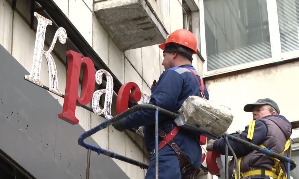 Вологодский губернатор Филимонов объявил о закрытии всех алкомаркетов в регионе Как и обещал в Вологодской области все 610 алкомаркетов из 610 закрылись прекратили реализацию спиртного или перепрофилировались Понятия алкомаркет на территории региона больше не существует написал он Как объяснил губернатор добиться таких показателей удалось в том числе путем перепрофилирования магазинов торгующих алкоголем Так сеть Бристоль была переименована в Б продукты и сменила ассортимент Похожим образом поступили с наливайками Уже 75 таких точек из 125 закрыто или перепрофилировано в формат кафе сообщил Филимонов   Подписывайтесь на Расстригу