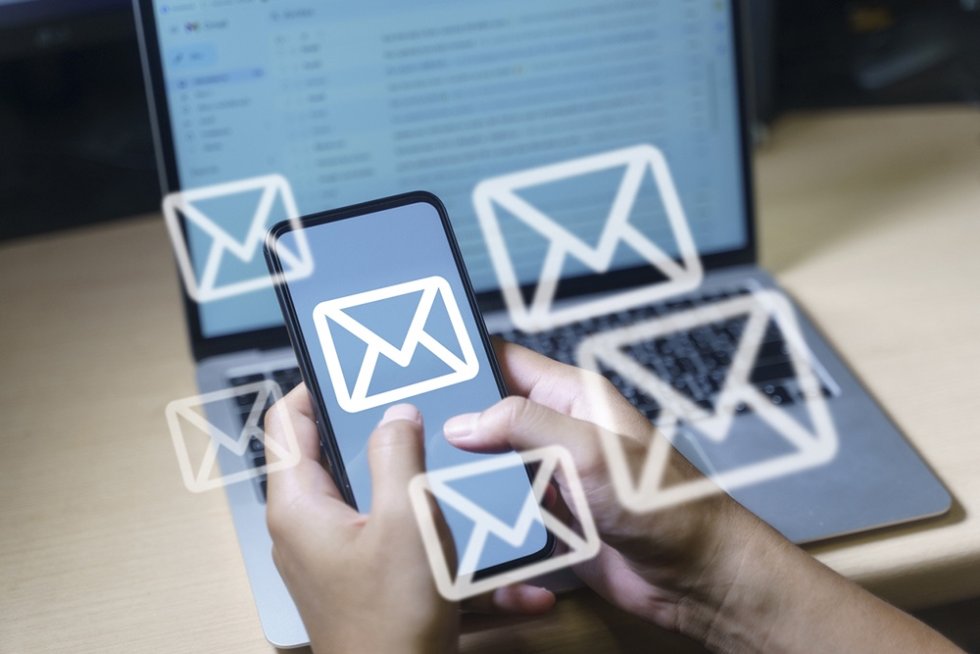В России появится цифровая платформа, которая объединит функции мессенджера и государственных сервисов. Совет Федерации одобрил закон о ее создании на пленарном заседании 18 июля. Предполагается, что новая платформа объединит функции мессенджера и сервисов государственных, муниципальных, образовательных и иных услуг. Граждане смогут удостоверять личность с помощью цифрового ID без необходимости предъявлять бумажные документы, в том числе при заселении в гостиницы или подтверждении возраста при покупке товаров. Приложение обеспечит взаимодействие участников образовательных отношений, а государственные и муниципальные органы получат возможность использовать платформу для общения с гражданами. Также платформу интегрируют с системой "Госключ", что позволит использовать усиленную цифровую подпись при заключении договоров. Телеграм-канал «Тезис»