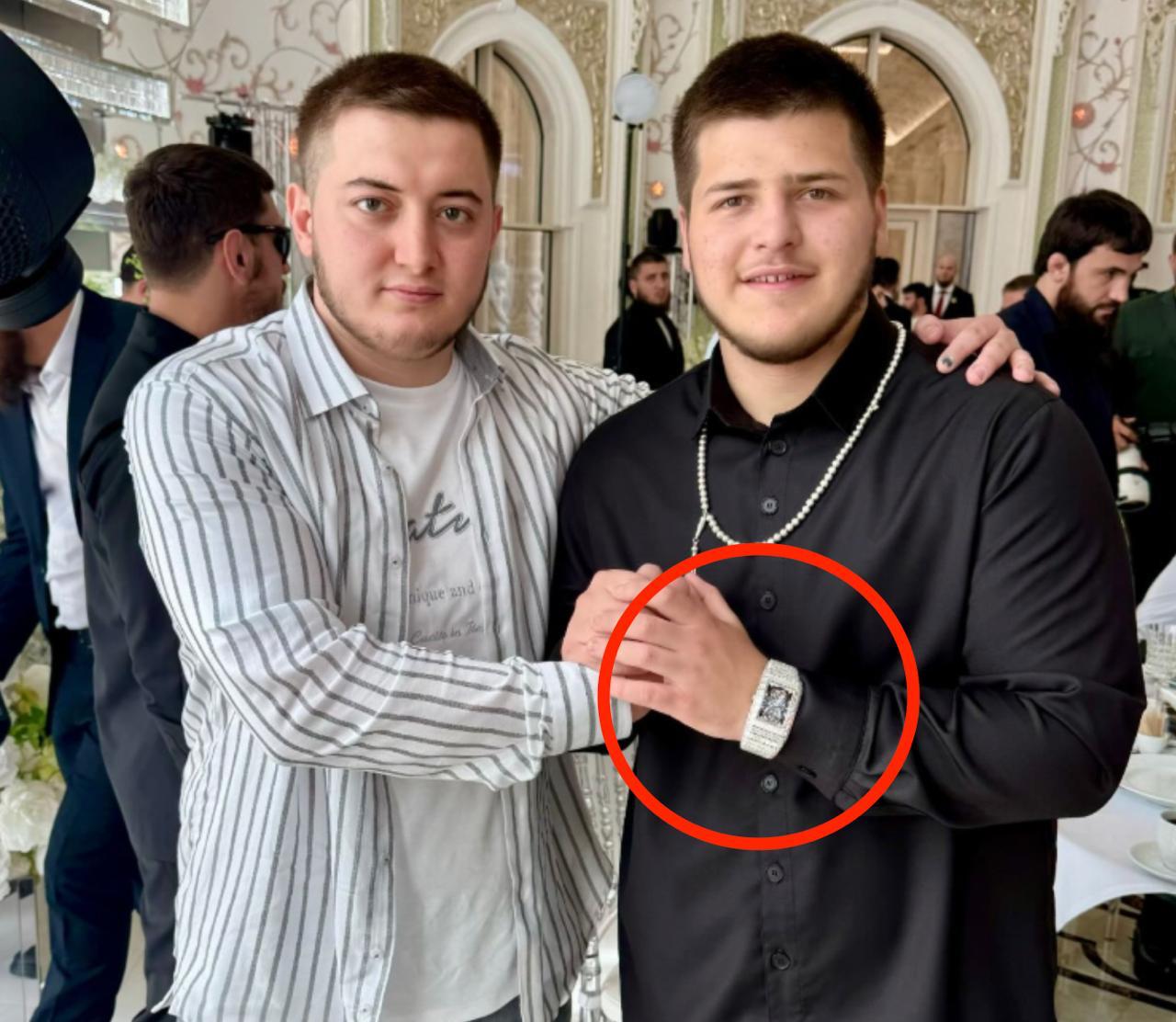 Сын Кадырова надел часы за полмиллиарда рублей На фото и видео со свадьбы Адама Кадырова на его руке заметны часы Jacob & Co, которые стоят около 550 миллионов рублей, сообщила Мария Певчих. Сумма указана согласно «консервативной» оценке, так как существуют разные варианты часов стоимостью от 3 до 20 миллионов долларов, отметила Певчих. «Чтобы позволить себе такие часы, среднестатистическому жителю этого региона потребуется работать и не тратить ни копейки 1527 лет. Адаму Кадырову не потребовалось ни дня», — написала Мария Певчих в своем телеграм-канале. О том, что 17-летний сын Кадырова женится, стало известно 27 июня. По словам старшей дочери Рамзана Кадырова Айшат, свадьба должна была быть сыграна в родовом селе Кадыровых — в Ахмат-Юрте. Невесту зовут Медни, она родом из того же села, что и Кадыровы. 28 июня Путин лично поздравил Адама Кадырова со свадьбой, написал Рамзан Кадыров в своем телеграм-канале. К свадьбе начали готовиться несколько месяцев назад — власти Чечни хотели устроить масштабное и политически значимое событие, писала «Новая газета — Европа». Среди приглашенных гостей были высокопоставленные гости с Ближнего Востока, включая посла ОАЭ в России.