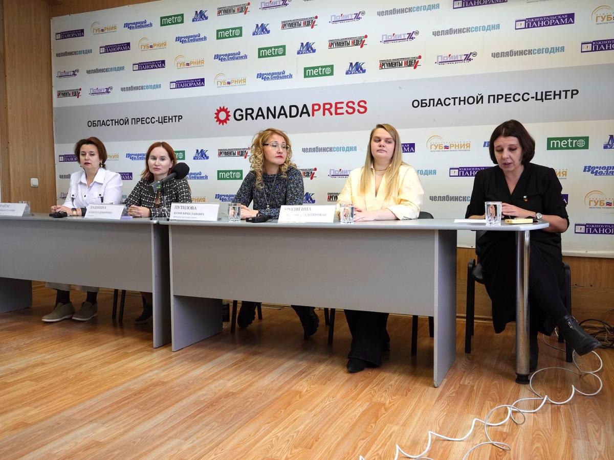 Челябинские психологи создали специальный проект для мам особенных детей   gubernia74 ru articles society 1136564 Проект реализуют в Сатке с 15 сентября этого года до 28 февраля 2026 го Челябинские специалисты учат мам правильно общаться с ребенком который родился с ментальными особенностями а также помогают принять эту ситуацию Специальные техники дают возможность женщинам стабилизировать свое эмоциональное состояние научиться самостоятельно восполнять свои психологические ресурсы Проект предполагает качественную психотерапию рассказала на пресс конференции медиахолдинга Гранада Пресс директор автономной некоммерческой организации Юлия Путилова Но это не разовая консультация для обсуждения какой то проблемы а глубокий психотерапевтический процесс который направлен на стабилизацию отношений между мамой и ее ребенком   t me chgub