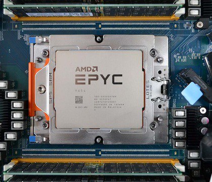 AMD начинает завоевывать госсектор США постепенно вытесняя Intel MLID Ранее государственные органы закупали исключительно оборудование с процессорами Intel но теперь они рассматривают решения AMD По информации Moore s Law Is Dead в государственных закупках США постепенно усиливаются позиции процессоров AMD Это меняет многолетнюю монополию Intel и поднимает общую планку производительности и ценообразования