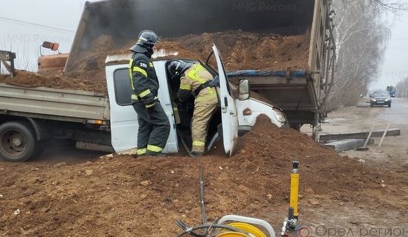 В Ливенском районе «Камаз» опрокинулся на «Газель»  Как сообщили в полиции, в деревне Моногарово на улице Октябрьская водитель грузовика не справился с управлением, опрокинулся и наехал на находившийся рядом ГАЗ  В результате ДТП водитель "Газели" госпитализирован, в приемное отделение позже обратилась и пассажир