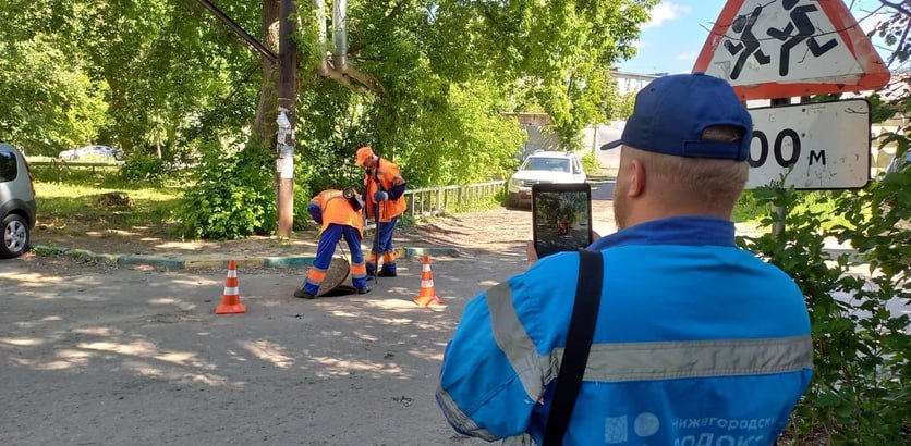 Нижегородский водоканал выявил 50 самовольно подключенных объектов в поселке Новинки По всем выявленным объектам водоканал направил уведомления жителям о необходимости заключения договоров с оформлением соответствующих документов Иначе самовольно установленные врезки будут перекрыты с помощью пломбы Застройщик домов в переулке Уютный самовольно выполнил врезки в централизованную систему холодного водоснабжения Разрешительная документация на подключение не выдавалась договорные отношения с абонентами отсутствуют оплата потребленного ресурса не производится пояснили в управлении по расчётам с абонентами Из 50 объектов расположенных в переулке Уютный п Новинки лишь один собственник объекта обратился в водоканал для оформления надлежащих документов и пользования водой на законных основаниях За самовольное подключение абонентам будет произведено доначисление платы Администрация НН Прислать новость gtrk nn