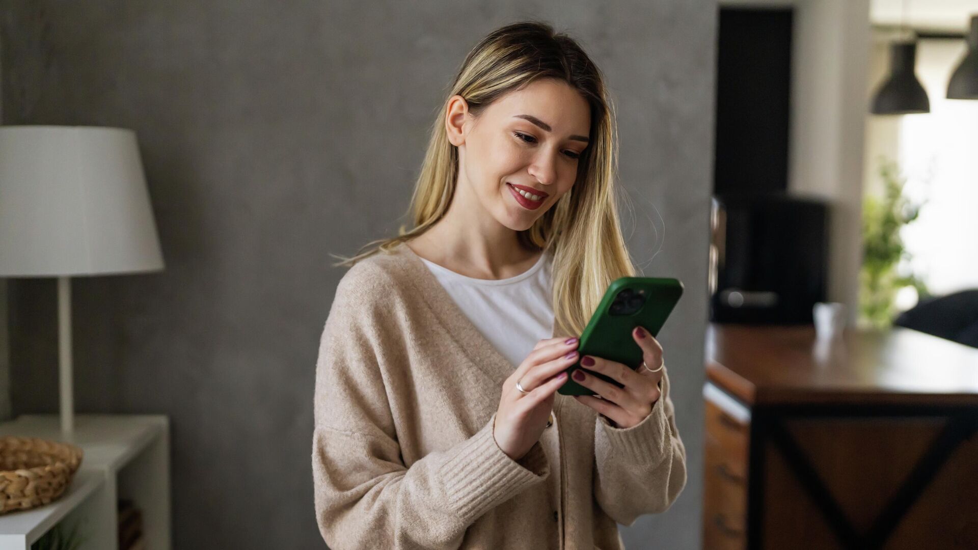 Важный звонок Россияне стали больше звонить по телефону после блокировки звонков в мессенджерах Начиная с августа голосовой трафик вырос в среднем более чем на четверть по всей стране и более чем на 50 в Москве Такая динамика может быть связана с тем что столичные абоненты ранее активнее пользовались звонками в мессенджерах Из за изменения поведения абонентов операторы связи уже начали обновлять тарифы пока добавляя в них минуты для звонков а не повышая цены Аналитики отмечают что для операторов рост голосового трафика не несет технологических последствий Тем не менее в перспективе это может потребовать от них дополнительных вложений в инфраструктуру