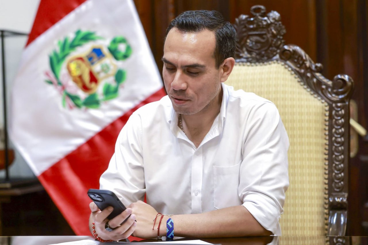 Президент Перу отстранён от должности Из за обвинений в тайных встречах с китайскими бизнесменами и несанкционированном найме подруг временный президент Хосе Хери был отстранён от занимаемых должностей Оппозиция президента Хери использовала механизм вынесения вотума недоверия президенту Конгресса должность которого по Конституции сохранялась за Хери Лишение этого поста автоматически лишает Хери и поста президента Перу который он получил после отстранения Дины Болуарте по принципу наследования власти Для этого оппонентам Хери не понадобились две трети голосов как требует процедура вынесения импичмента   Viva la Libertad