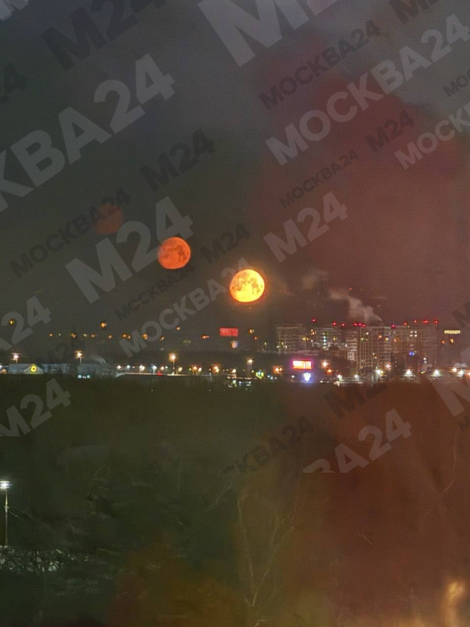 Три луны Свидетелями редчайшего явления стали жители Мытищ Такое можно увидеть только при сильном морозе и высокой влажности Свет преломляется в кристаллах льда верхних слоев атмосферы создавая иллюзию нескольких светил Подписаться на Москва 24 Наши каналы Новости в MAX