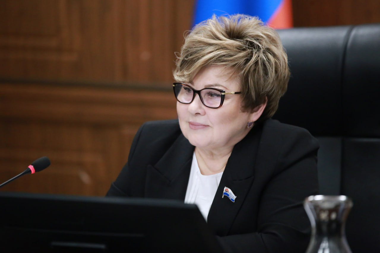 Ирина Унтилова покинула Заксобрание Камчатки чтобы быть женой мамой и бабушкой Спикер краевого парламента ушла с должности и отказалась от депутатского мандата Я не планирую избираться на следующий срок и мой уход лучший вариант для командной перезагрузки перед новыми выборами Кроме того я хочу просто быть женой мамой и бабушкой Пора уделить время самым близким Главное Я никуда не уезжаю Мой дом мои дети и внуки здесь на Камчатке написала Унтилова в своих соцсетях РБК Восток в Telegram и MAX