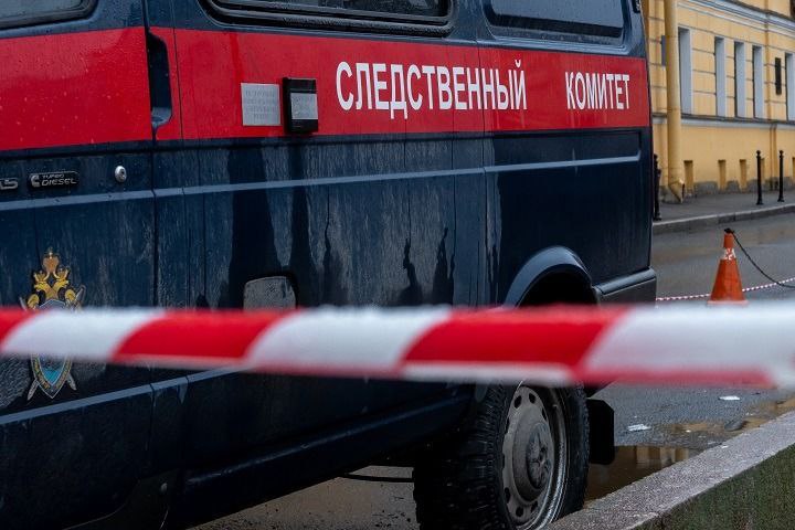 Убийство и аферы на миллион За последние сутки в Якутии произошло 12 серьезных преступлений. Все эти дела сейчас расследуются и находятся под контролем прокуратуры. В селе Тит-Ары Хангаласского района убили 33-летнего мужчину. Подозреваемый установлен. В Якутске участились кражи - пропадают велосипеды, а мошенники обманули четырех человек, похитив более миллиона рублей. Один из пострадавших лишился 312 тысяч рублей со своего счета. В Таттинском районе угнали автомобиль Toyota Succeed, но подозреваемого нашли. В Якутске поймали водителя, который повторно сел за руль пьяным, а у жителя Олекминского района нашли незаконное оружие с патронами. Также за сутки полиция задержала семь нетрезвых водителей. Фото: Олег Золото
