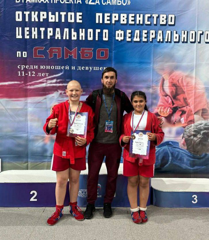 Истринские спортсмены стали призерами на первенстве по самбо     В городе Люберцы состоялось Открытое первенство Центрального Федерального округа по самбо среди юношей и девушек 2013-2014 годов рождения. В этом соревновании приняли участие лучшие спортсмены из разных клубов и регионов.     МБУДО Истринская СШ имени Н.Л. Федорович на первенстве представляла двух талантливых спортсменов, которые прошли строгий отбор на Зональном Первенстве  Запад  и Первенстве Московской области. Это Тюриков Александр и Шуева Амалия. Именно они продемонстрировали высокий уровень подготовки и стремление к победе.  После упорной и напряженной борьбы наши спортсмены показали выдающиеся результаты:  Тюриков Александр завоевал почетное второе место и получил серебряную медаль    Шуева Амалия заняла достойное третье место и была награждена бронзовой медалью      Мы поздравляем Александра и Амалию с этими высокими достижениями! Ваши труды, упорство и дисциплина не остались незамеченными.    «Ребята прошли через серьёзный этап подготовки и с максимальной ответственностью подошли к соревнованиям, что и принесло желаемый результат», — отметил тренер.    Отмечается, что особую благодарность самбисты выразили тренерскому составу  Годунов А.Б.  Виситаев Р.И.  Годунова Д.В.  #Мывместе #моистра #ХАРС #спорт #призеры #первенство #самбо