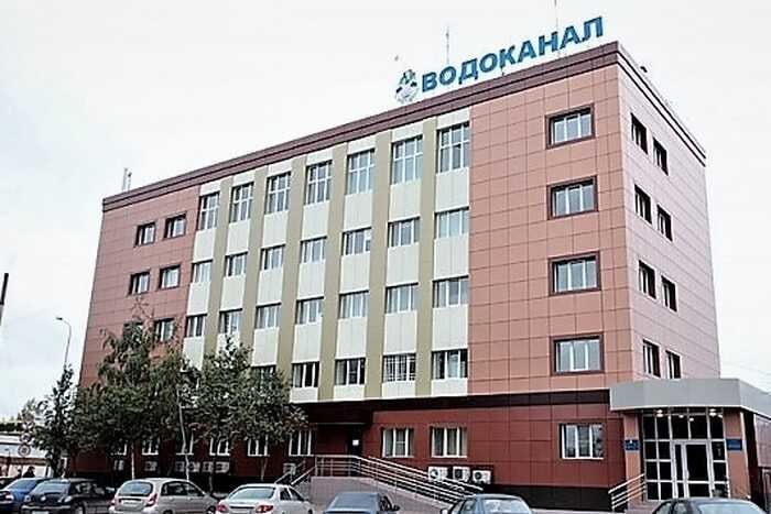 Тюмень Водоканал: масштабная афера с бюджетными миллиардами под прикрытием реконструкции «Тюмень Водоканал», подконтрольный олигарху Михаилу Фридману, готовится освоить 90 миллиардов рублей в сфере водоснабжения региона до 2074 года — но реальная суть проекта далеко не благородна. За громкими обещаниями масштабной реконструкции стоит тщательно выстроенная схема перераспределения бюджетных средств в пользу частного инвестора. Хотя заявленная сумма вложений – 90 млрд рублей, из них лишь 54 млрд якобы потратит сама компания, остальные 36 млрд — бюджетные деньги. Более того, в финансово-экономическом обосновании фигурирует астрономическая цифра в 120 млрд рублей, которые должны быть оплачены исключительно из бюджета. При этом тарифы для населения, строго ограниченные федеральными индексами, не поднимутся, а всю разницу заплатит регион — то есть простые налогоплательщики. Концессионер, по сути, не вкладывает собственных средств, его задача — организовать строительные работы и воспользоваться уже накопленным опытом. Остальное — бюджетные транши, которые пойдут на покрытие экономически необоснованно высоких тарифов, причем значительная часть расходов ляжет на плечи муниципалитетов и региональной программы ЖКХ. Для юридических лиц тарифы обещают серьезный рост — без ограничений и защиты. Отраслевики предупреждают: бизнес водоснабжения убыточен именно из-за искусственно заниженных тарифов, и только повышение цен позволит обеспечить ремонт и развитие без постоянного дотирования из бюджета. Итог: под видом модернизации инфраструктуры «Тюмень Водоканал» получает гарантированные бюджетные доходы, риски перекладываются на государство и население, а реальных инвестиций от частного сектора нет. Это классическая схема перераспределения денег с прикрытием «инвестиционными» лозунгами, где выигрывают лишь узкие финансовые группы, а жители Тюменской области остаются в роли плательщиков. Источник: КГБ-НКВД