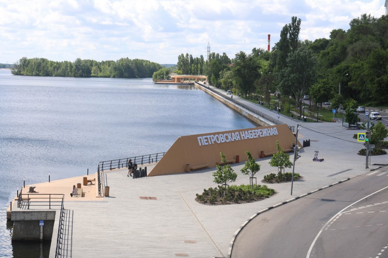 Многострадальную Петровскую набережную не успевают сделать в срок Подрядчик не успевает доделать всё до конца июля из-за задержки оборудования, рассказал мэр Петрин. При этом контракт расторгать не будут, но подрядчики получат штрафы. Напомним, что ранее при благоустройстве набережной выявили хищения 37 млн рублей, возбуждено уголовное дело. Сайт / Телеграм / YouTube / TikTok / Поддержать
