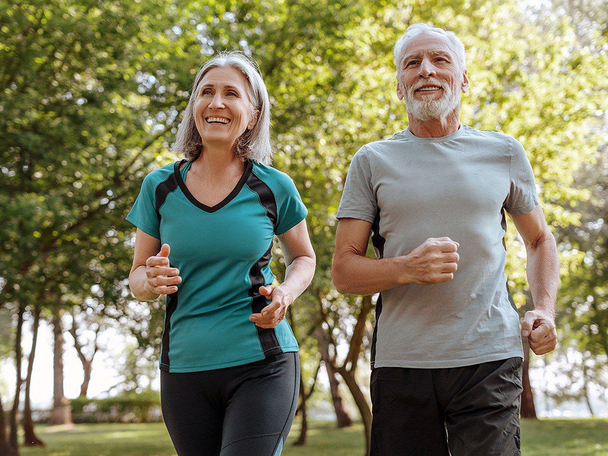 Физическая активность снижает риск заболевания раком на 17 Поддержание умеренного уровня физической активности помогает значительно снизить риск развития онкологических заболеваний особенно рака пищеварительной системы Об этом свидетельствуют результаты международного исследования активно обсуждаемые в медицинском сообществе Европы Согласно данным учёных оптимальная норма около 17 часов умеренной активности в неделю что эквивалентно примерно пяти часам быстрой ходьбы или двум часам бега Такая нагрузка снижает вероятность развития онкологических заболеваний на 17 При этом увеличение активности сверх этого уровня не даёт дополнительных преимуществ Медики Молдовы напоминают ежедневные прогулки работа на свежем воздухе активные игры с детьми или простая зарядка утром это уже вклад в профилактику Даже 30 40 минут ходьбы в день способны улучшить обмен веществ укрепить иммунитет и снизить риск хронических заболеваний Кроме того в стране рассматриваются инициативы по продвижению физической активности среди населения от школьных проектов до программ для пожилых людей направленных на укрепление здоровья и повышение качества жизни MIR24MOLDOVA Подпишись