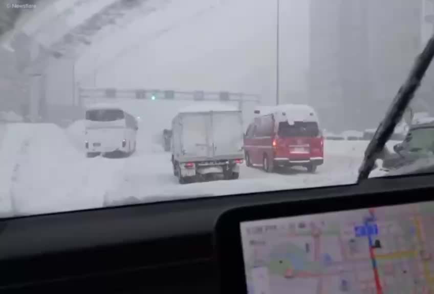 Сильные снегопады в Японии: отмена поездов и массовые задержки пассажиров