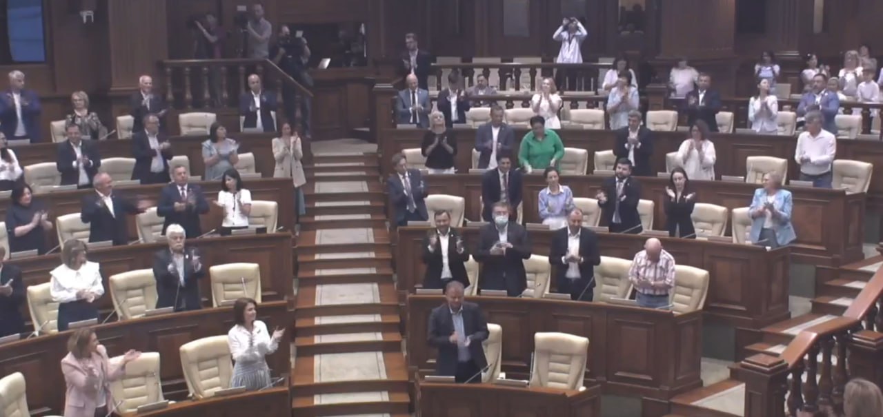 В парламенте PAS утверждает своих дрессированных зверюшек — судей Конституционного суда. Присутствует президентка. Перед началом заседания депутаты БКС вывесили на своих местах плакаты: "Конституционный суд не ваш" и "КС принадлежит народу". Но в официальной трансляции сектор оппозиции не показывают. Показывают только сектор правящей партии — и овацию депутатцев в честь президентки. Жалкие.