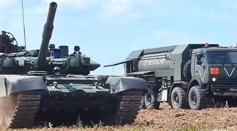 Военная тайна российской экономики С начала года цены на бензин и дизель поднялись на полтора рубля. В столичном регионе АИ-92 уверенно перешагнул с начала года отметку в 57 рублей. Средняя цена за литр на 5 мая составила 57,4 рубля. А впереди сезон отпусков, посевная и урожай, когда потребление топлива растет. Кроме запрета на экспорт и окрика ФАС, у властей нет других инструментов повлиять на АЗС, а сколько в стране запасов — государственная тайна. Все нужно считать: сколько нам нужно нефти, сколько нужно бензина, сколько нужно авиационного керосина. Баланса-то никакого нет. Я задаю вопрос тем людям, которые занимаются энергетикой: в прошлом году мы добыли 516 млн тонн нефти, 240 млн тонн отправили на экспорт, 260,6 млн тонн переработали на собственных заводах. Сложили и получили 506 млн тонн. А где еще десять миллионов? Куда дели? Никто мне сказать не может. И так каждый год , - вопрошает заслуженный нефтяник РФ, президент Союза нефтегазопромышленников России Геннадий Шмаль