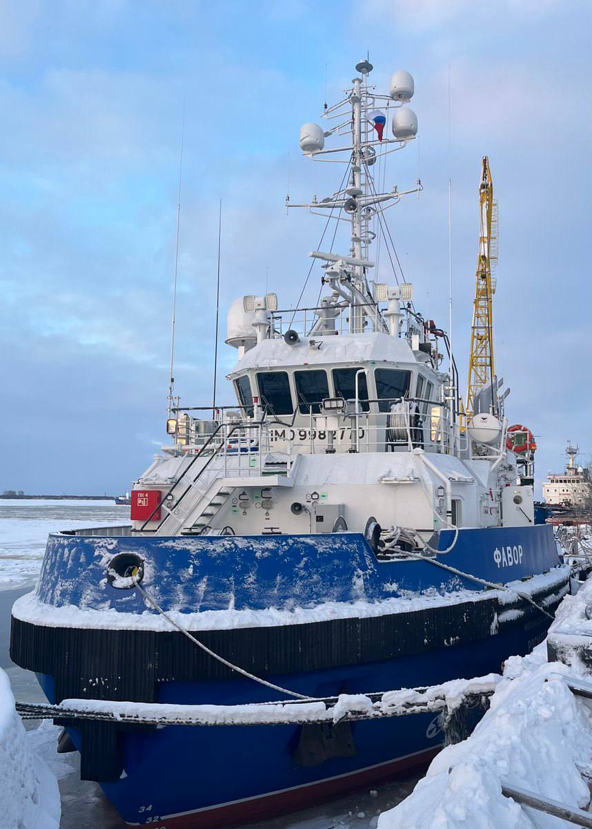 В порту Архангельск представителями ФГБУ Морспасслужба подписан акт приема передачи спасательного судна Фавор пятого в серии арктических буксиров спасателей проекта NE025 Буксир будет использоваться в акваториях северных портов на трассах Северного морского пути СМП Севморпуть В октябре этого года буксир спасатель Фавор успешно прошел последние ходовые испытания подтвердив работоспособность всех систем и оборудования По результатам испытаний и приёмки аварийно спасательный буксир подтвердил заложенный государственным контрактом класс судна KM Arc4 hull machinery R1 AUT3 FF3WS Tug Впереди оформление судовых документов после чего новый арктический буксир спасатель ждёт церемония поднятия флага и ввода в эксплуатацию Буксир Фавор будет приписан к порту Архангельск Свое название судно получило в честь горы Фавор на Соловках которая расположена на острове Муксалма в восточной части архипелага рассказали в пресс службе Морспасслужбы Строительство серии буксирно спасательных судов проекта NE025 проходило на Окской судоверфи в рамках плана развития инфраструктуры Северного морского пути на период до 2035 года и федерального проекта Северный морской путь Ранее в состав флота Морской спасательной службы были приняты четыре буксира этого проекта Тиман Тепсей Узон и Печак Два из них базируются в Мурманске и два в Петропавловск Камчатском Суда проекта NE025 разработан компанией Нордик Инжиниринг предназначены для буксировки несамоходных плавсредств установки и снятия знаков плавучей и береговой судоходной обстановки заводки и подъема якорей перевозки грузов на рабочей палубе Основные характеристики буксира спасателя проекта NE025 длина 29 м ширина 9 4 м высота борта на миделе 4 2 м осадка по ЛГВЛ на миделе 3 2 м мощность главных двигателей 2 х 746 кВт экипаж 8 человек Ледовый класс КМ Arc4 hull machinery R1 AUT3 FF3WS Tug а