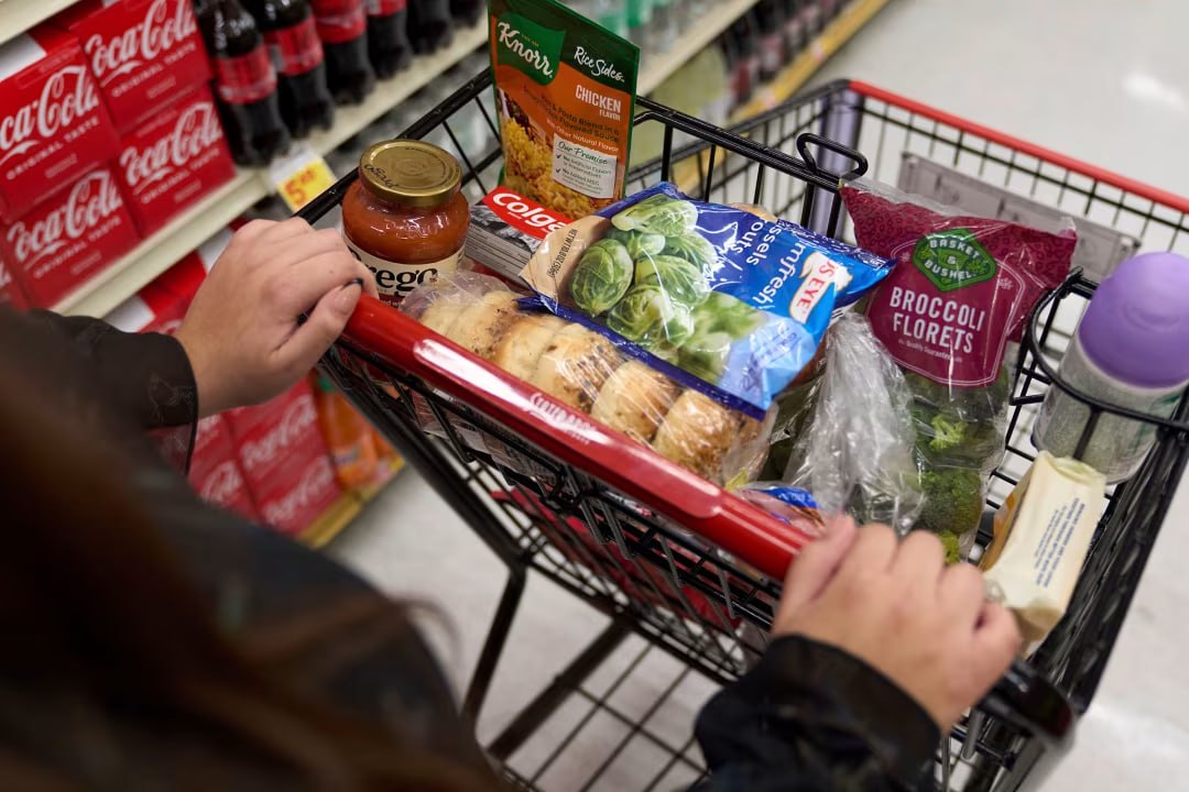 Миллионы американцев рискуют остаться без продуктовых талонов в ноябре CNN Шатдаун правительства начавшийся 1 октября может лишить около 42 млн американцев продовольственных талонов по программе SNAP Министерство сельского хозяйства США USDA предупредило что средства программы иссякнут к концу октября Таким образом речь идет о миллионах и миллионах уязвимых семей голодающих семей которые не получат доступа к этим программам из за этого шатдауна заявила министр сельского хозяйства Брук Роллинз общество Больше новостей США здесь Подписывайся news about USA