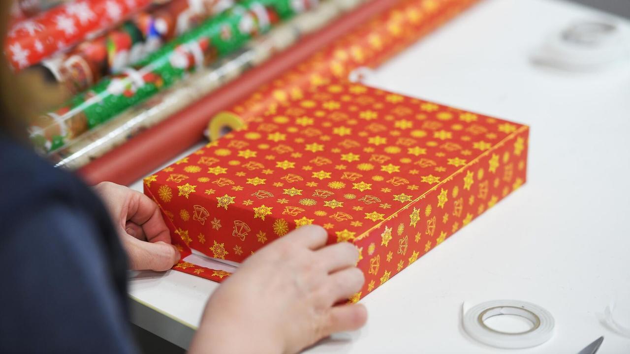 Онлайн услуги почты Франции не работают после кибератаки По данным СМИ не работает официальный сайт почты и некоторые офлайн услуги в частности выдача посылок осуществляется с перебоями Помимо этого клиенты банка французской почты не могут зайти в свои аккаунты Масштабная кибератака на серверы почты республики произошла в понедельник утром Проблемы возникли в преддверии Рождества когда на почтовые отделения приходится пик нагрузки из за отправок грузов