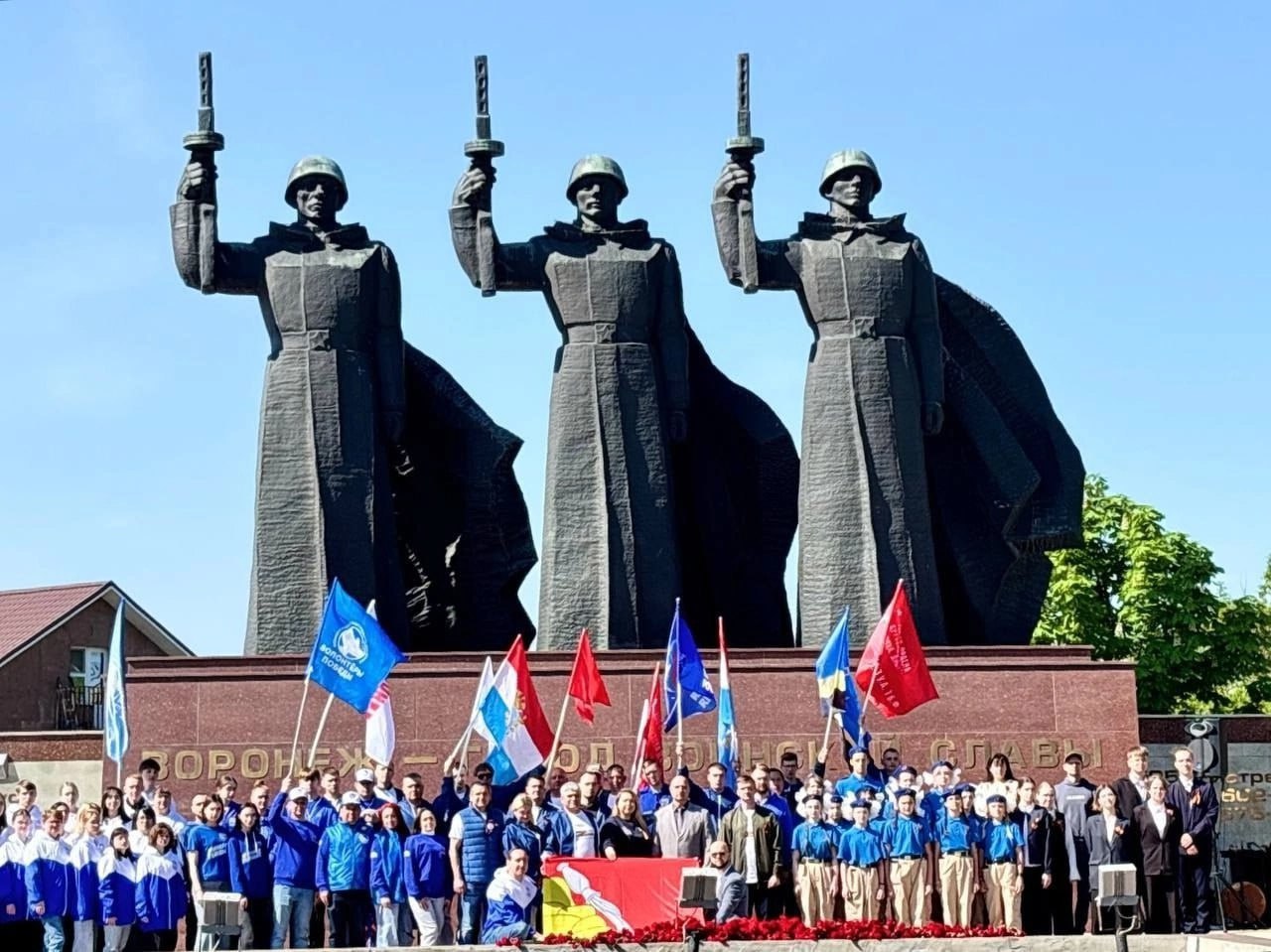 Участники автопробега в честь 80-летия Победы в Великой Отечественной войне, стартовавшего в Самаре, добрались до Курска Они возложили цветы на мемориальном комплексе "Курская дуга". Самарцев поприветствовал врио губернатора Курской области Александр Хинштейн. - Для меня особенно приятно и радостно сегодня было видеть лица друзей и людей, с которыми на протяжении многих лет работали вместе, чувствовать их твердое плечо, - написал Александр Хинштейн в своем ТГ-канале. - Отдельное спасибо хочется сказать за поддержку в работе по восстановлению наших памятников и обелисков в такой значимый для страны год. Самарская область во главе с губернатором Вячеславом Федорищевым в числе первых откликнулась на наш призыв, благодаря направленным средствам уже восстановлен ряд памятников и обелисков! Из Курска колонна направится в Орел и Тулу. Завершится акция на Поклонной горе в Москве. : Волонтеры Победы. Самарская область SOVAINFO Прислать новость Больше новостей - на sovainfo.ru