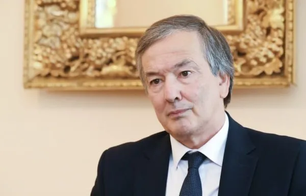 Посол Аргентины опроверг планы об отмене безвизового режима для россиян По словам Энрике Игнасио Ферреры Виейры действующее соглашение остаётся в силе и поводов для беспокойства нет Документ о взаимных безвизовых поездках между Москвой и Буэнос Айресом был подписан и вступил в силу в 2009 году Тема поездок россиян в Аргентину получила дополнительное внимание на фоне роста так называемого родильного туризма что сопровождалось расследованиями в отношении посреднических агентств и последующим ужесточением миграционных правил пишет РИА Новости В мае 2025 года в законодательство республики внесли изменения Согласно им иностранцы больше не могут подавать на гражданство сразу после рождения ребёнка в стране или заключения брака с гражданином Аргентины Подписаться на Говорит Москва Telegram VK МАКС