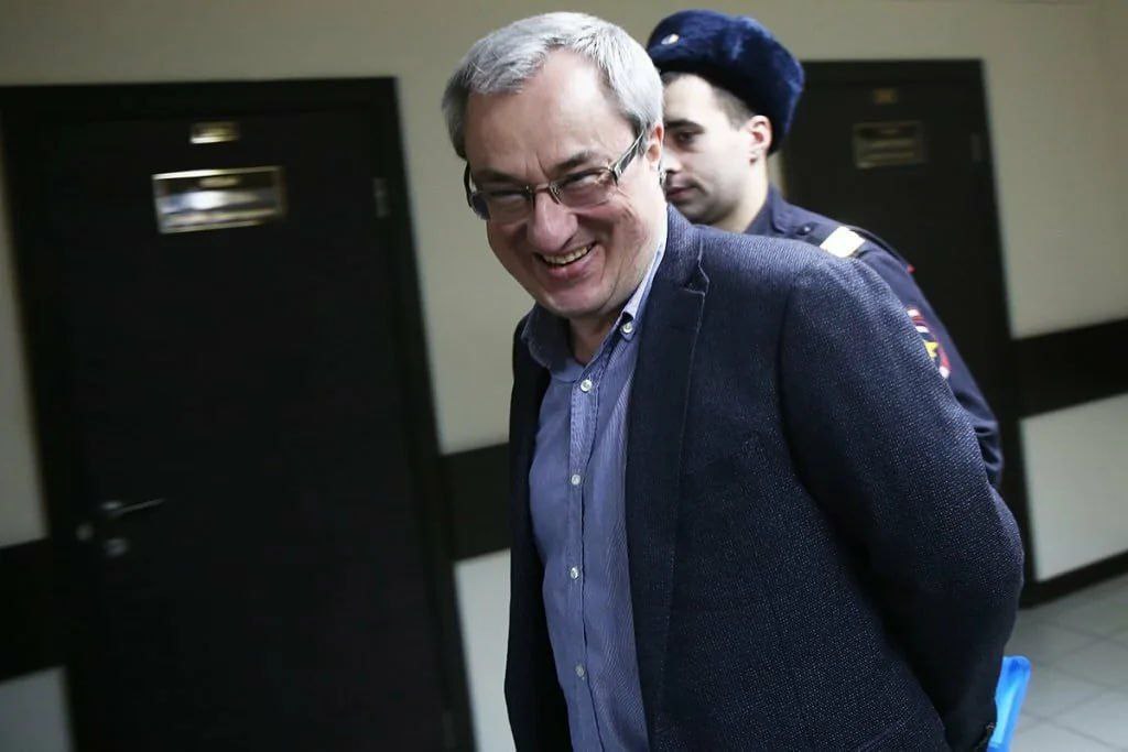 Бежецкий межрайонный суд Тверской области отказал Вячеславу Гайзеру в переводе на принудительные работы. Причина в допущенных им нарушениях правил исправительного учреждения. Следующий раз подать на досрочное освобождение он сможет через пол года.   Напомним, что бывший глава региона, арестованный в сентябре 2015 года, выйдет на свободу уже летом 2026 года. По информации полученной от адвокатов Гайзер не собирается возвращаться в Коми и станет финансовым директором одного из предприятий в Москве.
