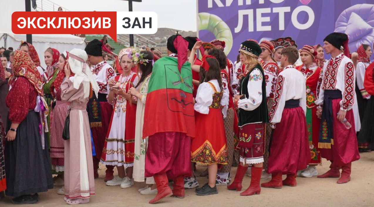 Молодежь Запорожской области возглавила шествие фестиваля «Таврида.АРТ»    Группа ребят из Запорожской области возглавила карнавальное шествие на фестивале «Таврида.Арт». Как сообщил Запорожскому агентству новостей ее руководитель Петр Бугаев всего на молодежный форум из региона прибыли 80 человек.  «Ребята приняли участие в открытии, зажжении маяка, многонациональном хороводе, карнавальном шествии. Многие из них участвуют в фестивале уже не первый год, но каждый раз программа разнообразная и невероятно интересная», — рассказал он.  #ЗАНмолодежка     , VK и ОК и читайте новости на нашем сайте