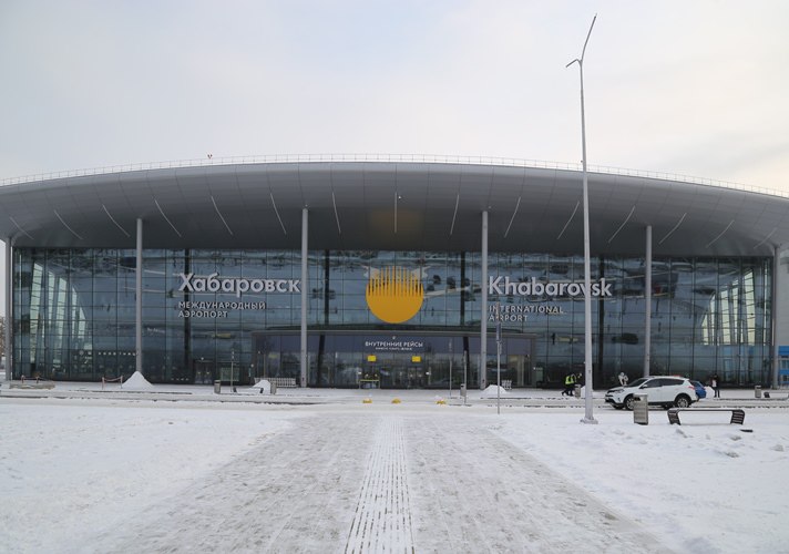 Подросток вёз в Москву чемодан с патронами В Хабаровске в декабре в международном аэропорту во время проверки багажа пассажиров вылетающих в Москву в подкладке одного из чемоданов обнаружили 50 патронов Чемодан принадлежал подростку который ничего не смог сказать о патронах А его отец рассказал транспортным полицейским что нашёл коробку с патронами в офисе где раньше работал в 2024 году забрал и хранил в подкладке чемодана А потом забыл о них и отдал чемодан сыну Было возбуждено уголовное дело теперь оно передано в суд Хабаровскоп уже в MAX