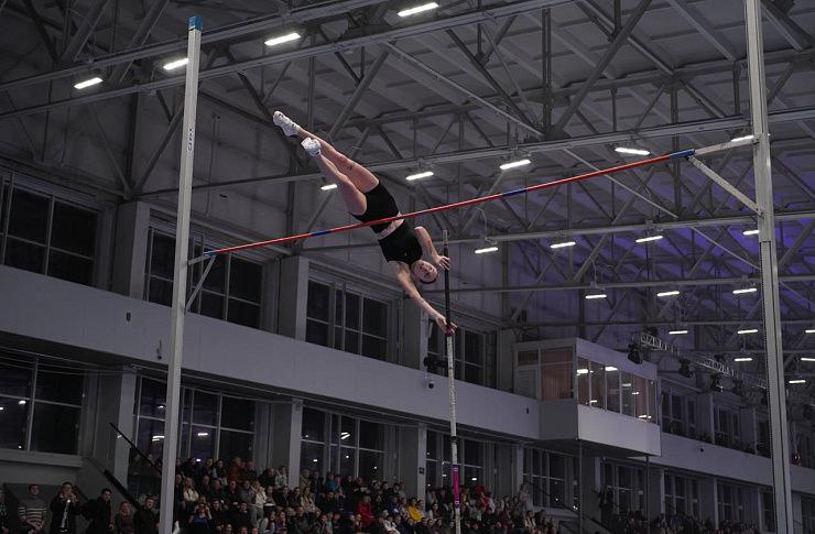 В Челябинске шестовичка Полина Кнороз переписала рекорд престижного турнира   www up74 ru articles news 168359 В областном центре прошел 44 ый легкоатлетический турнир по прыжкам в высоту и с шестом памяти Юрия Лукашевича и Вячеслава Середкина