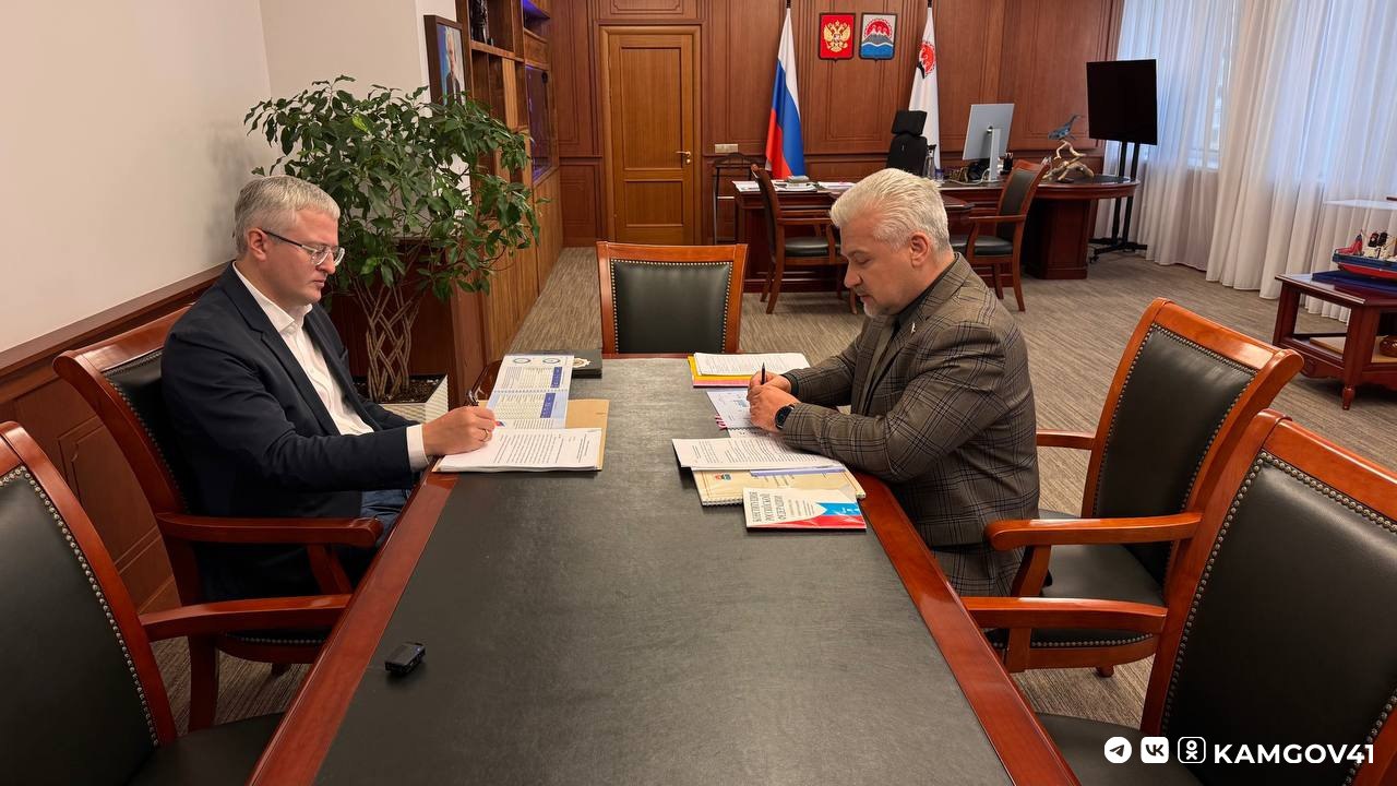 Уполномоченный по правам человека в регионе Андрей Зимин доложил губернатору Камчатского края Владимиру Солодову о ходе работы по освобождению камчатских военнослужащих из плена ВСУ.  По состоянию на 2 июля освобождено более половины от общего числа пленных камчатцев.  Работа ведется совместно с главой региона и федеральным центром, эффективное сотрудничество с которым удалось наладить благодаря рабочей встрече Владимира Солодова и уполномоченного по правам человека в Российской Федерации Татьяны Москальковой в феврале 2024 года.  #камчатка #камчатскийкрай #губернатор #ВоеннослужащиеКамчатки
