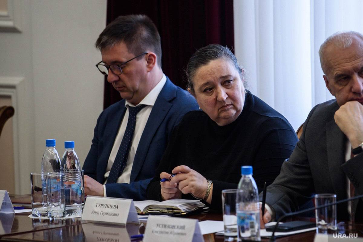 У главы Екатеринбурга появился новый заместитель по финансам. Эту должность сегодня заняла директор профильного департамента мэрии Анна Турунцева. Фактически она с февраля исполняла обязанности бывшего вице-мэра Корюкова отвечал за работу департамента финансов и финансово-бухгалтерское управление , когда тот стал главой Кировского района. Главный политический канал Урала