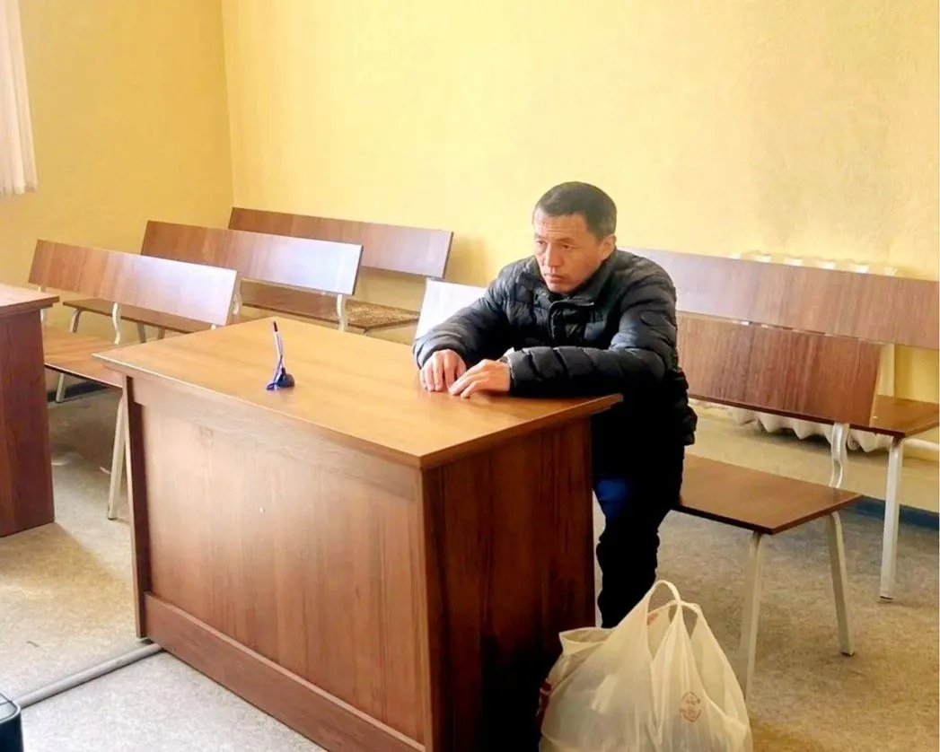 Напавшего на губернатора дебошира осудили за мат Суд приговорил к двум неделям ареста Серика Таспакова пытавшегося устроить потасовку с губернатором Денисом Паслером На праздновании Первомая буйный мужчина резко подбежал к губернатору но был остановлен охраной Наказание же он получил за разговор с охраной нецензурной бранью Свою вину нападавший признал Известно что ему 42 года и что он из Оренбургской области   Видео с нападением на губернатора Подписывайтесь на наш MAX и VK