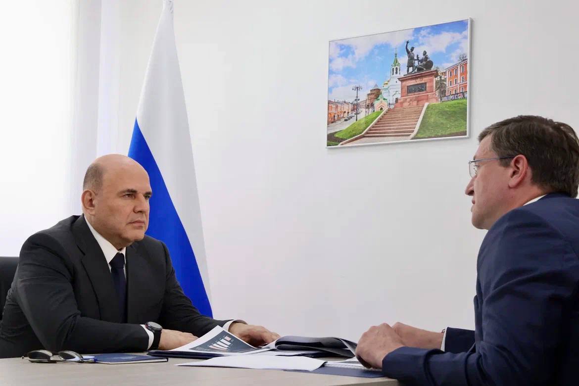 Рассказал сегодня Председателю Правительства Михаилу Владимировичу Мишустину о социально-экономическом развитии Нижегородской области. И по итогам прошлого года, и в течение этого мы сохраняем и увеличиваем рекордные объемы экономики. Растут ВРП, частные инвестиции, фиксируем почти нулевую безработицу. Обсудили в том числе нашу работу по программе «Профессионалитет» - это очень эффективное решение по восполнению дефицита кадров на предприятиях. Мы активно пользуемся федеральной поддержкой по разным направлениям - это касается и инфраструктурных проектов, и строительства школ, детских садов и других объектов. Рассчитываем, что коллеги одобрят и новые инициативы. Так, например, сегодня предложил включить проект пересадочного ж/д пункта «Мыза-Кстово» в перечень самоокупаемых инфраструктурных проектов Фонда национального благосостояния. Благодарю за внимание к нашему региону и за поддержку проектов!