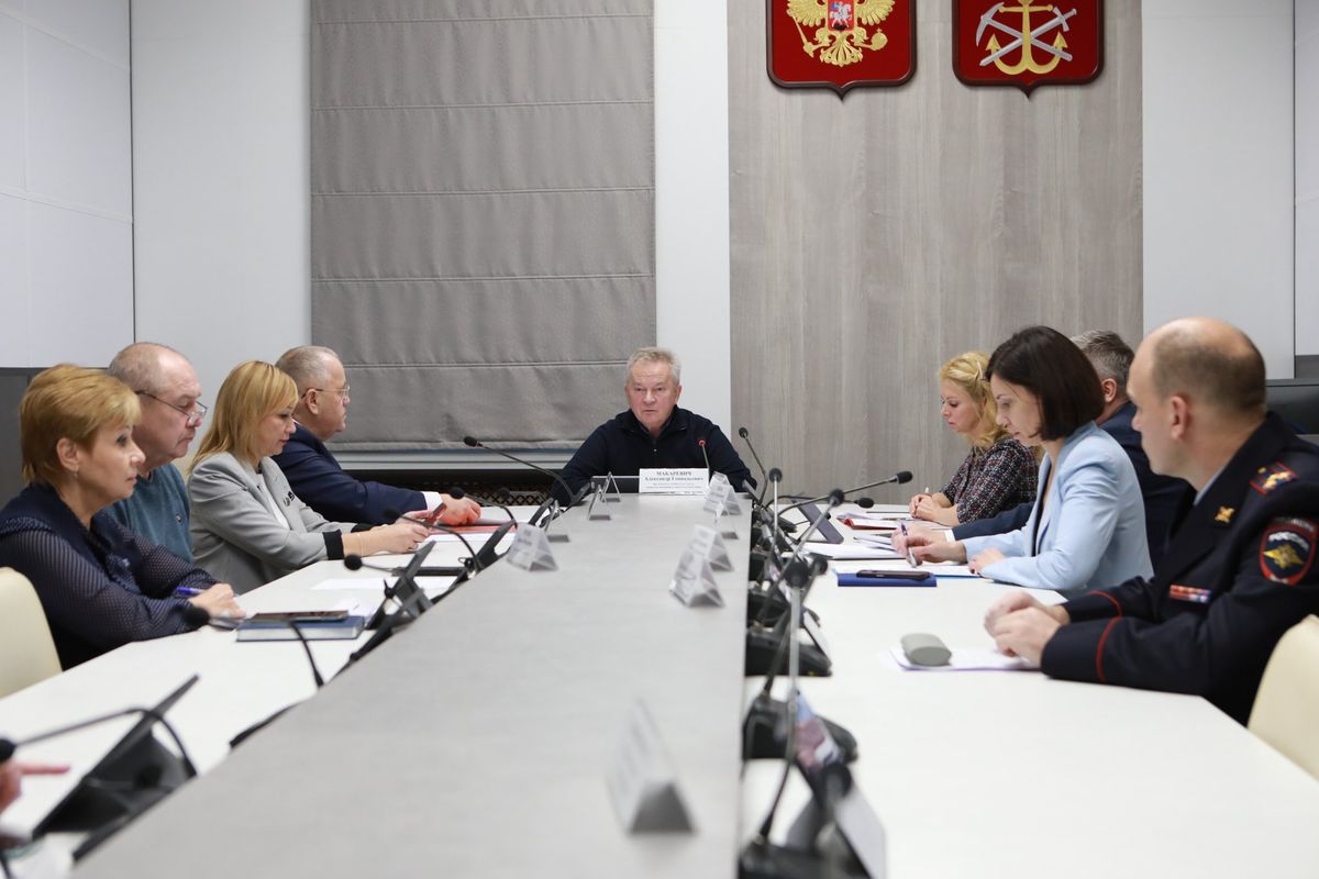 Мурманский Вестник новости В Мурманской области вырастет коэффициент на оплату патента для иностранных работников С 2026 года в Мурманской области повысится региональный коэффициент на фиксированный авансовый платеж по патенту для иностранных работников до 4 5 Решение поддержано на заседании комитета областной думы по труду вопросам миграции и занятости населения Коэффициент отражает особенности регионального рынка труда и влияет на стоимость патента В первом полугодии 2025 года количество действующих патентов сократилось в 2 6 раза по сравнению с 2024 годом на 1 июля выдано около 2700 патентов Наибольшая доля иностранных работников занята в строительстве туризме и торговле По оценкам в 2026 году ожидается поступление в бюджет около 597 млн рублей Комитет рекомендовал принять законопроект в первом подробнее на канале Мурманский Вестник новости
