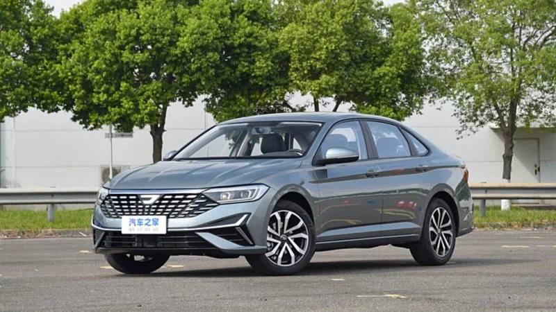 В Китае открылся предзаказ на флагманский седан Jetta VA7  4,7-метровый клон Volkswagen Sagitar  он же VW Jetta  со 150-сильной турбочетвёркой 1.4 и роботизированной коробкой передач оценили в КНР в 118 777  1,66 миллиона рублей .  Не исключено, что со временем седан доберётся и до России.