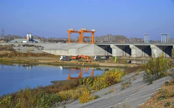 Прокуратура строителям Красногорского гидроузла задержали зарплату Прокуратура Омского района организовала проверку соблюдения трудовых прав работников которые занимаются строительством Красногорского гидроузла на Иртыше сообщает пресс служба надзорного ведомства Поводом для проверки стали сообщения в соцсетях о том что строителям задерживают зарплату Предварительно установлено что ООО Межрегионстрой задействованное в строительстве объекта имеет задолженность по заработной плате перед 150 сотрудниками трудоустроенными в обособленном подразделении Омское рассказали в прокуратуре Омской области rbc omsk