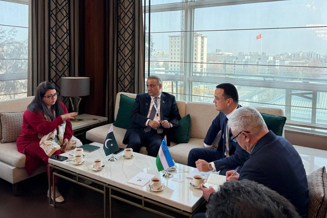 Узбекистан и Пакистан активизируют сотрудничество в экономике и IT На полях 24 й Министерской конференции ЦАРЭС в Бишкеке состоялась встреча министра инвестиций промышленности и торговли Узбекистана Лазиза Кудратова с Федеральным министром коммуникаций Пакистана Абдулом Алимом Ханом и министром информационных технологий и телекоммуникаций Пакистана Шазой Фатимой Хаваджа   English O zbek tilida Ўзбек тилида На русском iOS Android