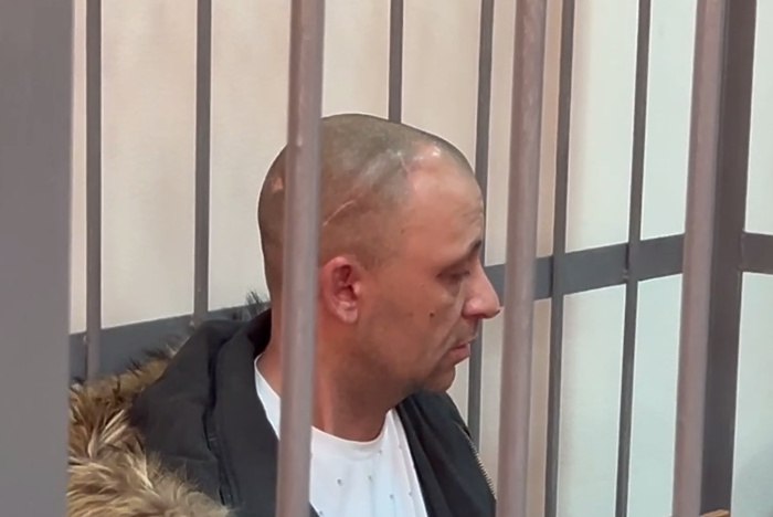 В муже заказавшем облить жену кислотой узнали лидера екатеринбургской ОПГ Журналисты Екатеринбурга узнали в мужчине задержанном в среду по подозрению в организации нападения с кислотой на бывшую супругу лидера одной из ОПГ Николая Ермакова Об ОПГ Дондики занимающейся похоронным бизнесом было громко слышно в конце 2010 х Дондики считали кладбищенской мафией Официально же от ИП Дондик это группа фирм на рынке ритуальных услуг Екатеринбурга В 2019 году бывший участник группировки дондиков в интервью URA RU называл Николая Ермакова в числе ее руководителей uralweb ru