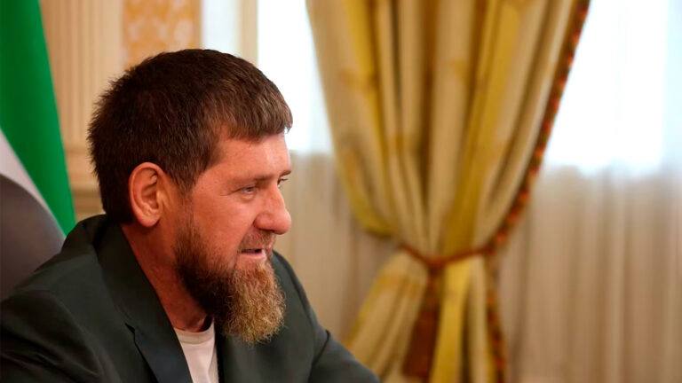 Кадыров отверг слухи о своей болезни В Чечне выстроена такая система управления, что проводить совещания каждый день не обязательно, а если человек не приходит на такую встречу, это не означает, что он «уже умер». Об этом заявил глава республики Рамзан Кадыров на совещании кабинета министров, комментируя слухи о своей смерти. Видео со встречи он опубликовал в своем телеграм-канале. Кадыров отметил, что «обращается, к тем, кто пишет дешевые вещи», и назвал идеологией региона «путь нашего первого президента», с которого руководство Чеченской Республики не сворачивало «ни на секунду» : RKadyrov_95 / Telegram