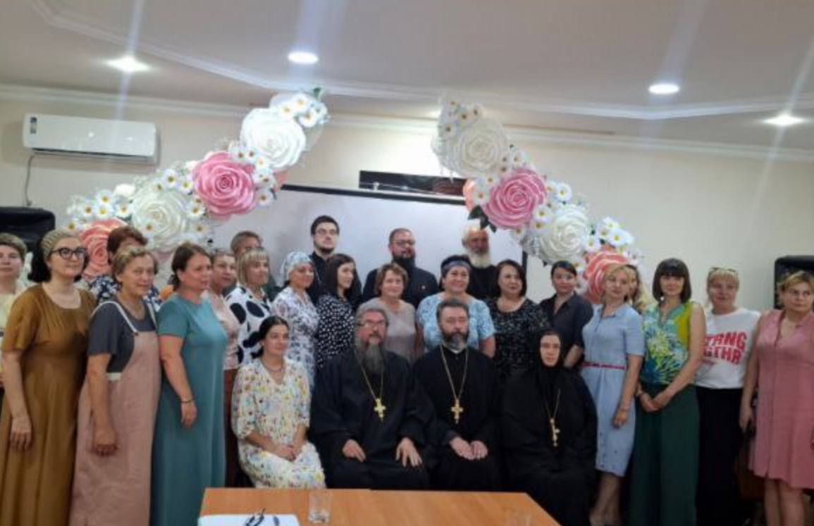 В Майском районе прошел семинар по семейным вопросам  В станице Александровской обсудили вопросы помощи детям-сиротам и семьям в кризисной ситуации, сообщает пресс-служба администрации Майского района.  В детском приюте «Отрада» прошел семинар, посвященный теме «Организация помощи детям-сиротам, приемным семьям и детям в трудной жизненной ситуации в епархии». Мероприятие собрало представителей церковных и государственных организаций, занимающихся вопросами детства и семьи.   Подробнее здесь