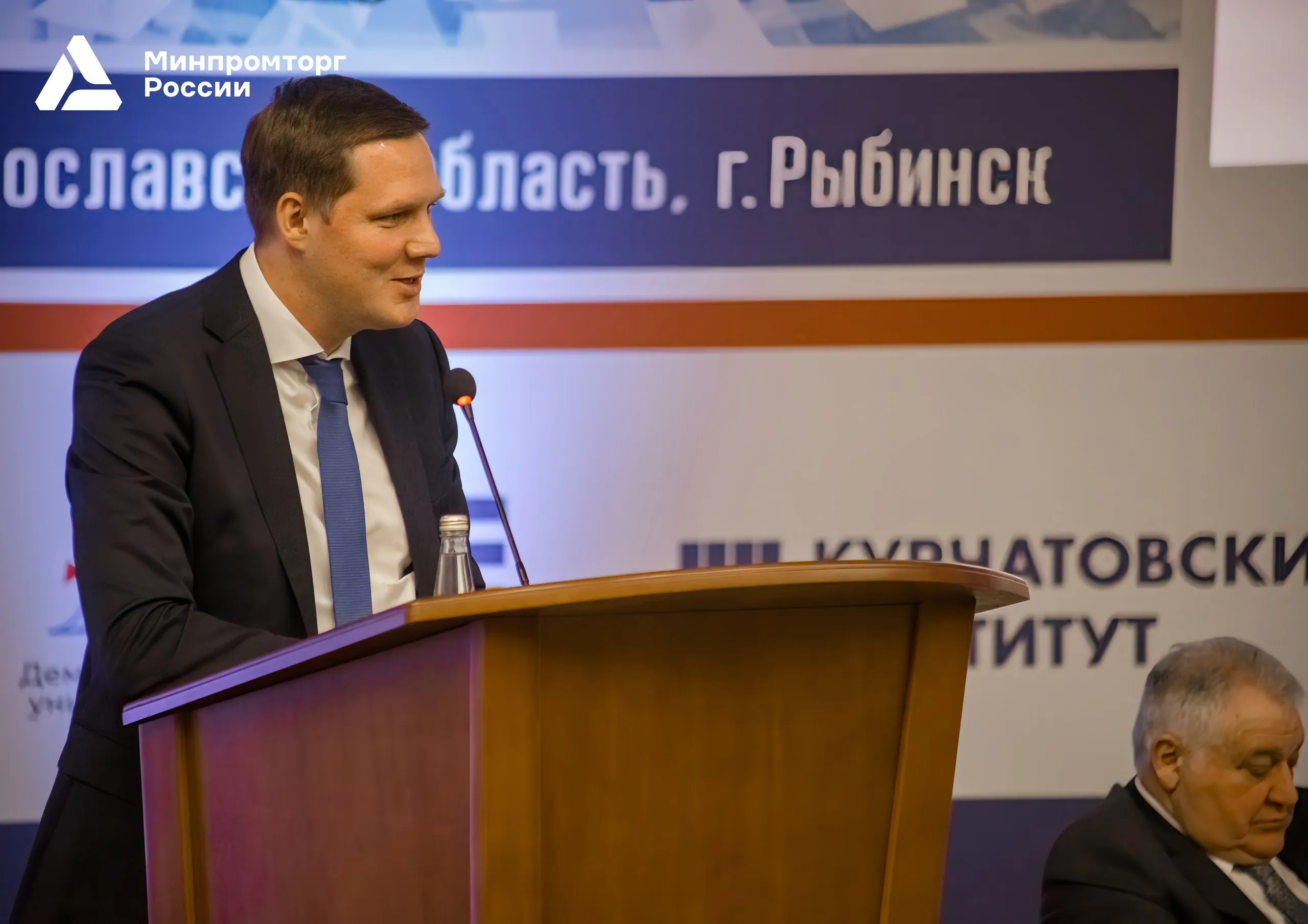 Министерство промышленности и торговли РФ VK В Рыбинске обсудили материалы и технологии будущего для двигателестроения В рамках XII Международного технологического форума Инновации Технологии Производство состоялась пленарная сессия Материалы и технологии будущего в двигателестроении в ходе которой замглавы Минпромторга России Геннадий Абраменков рассказал о достижениях и планах развития авиационной промышленности Мы нацелены не только на технологический суверенитет но и на технологическое лидерство что означает вхождение в топ 5 производителей современной номенклатуры в авиационной отрасли сообщил замглавы Минпромторга России Подробнее на сайте   minpromtorg gov ru press centre news fe3ca527 e3f7 461f 8239 c6cbd4173d2e и в Дзен   dzen ru a aettuv0qmxfynH5a