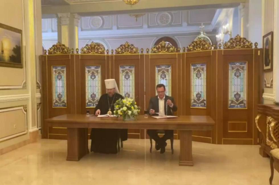 В ДНР церковь будет сотрудничать с Минздравом Подписание состоялось в Свято-Преображенском соборе, со стороны епархии свою подпись поставил митрополит Донецкий и Мариупольский Владимир, со стороны Минздрава — министр Дмитрий Гарцев. Предполагается, что церковь и медики совместно займутся вопросами профилактики заболеваний, развитием медико-социальной помощи, формированием здорового образа жизни, нравственно-духовным просвещением, паллиативной помощью умирающим, проблемами ухода за пациентами. Они будут помогать уязвимым группам населения и беременным женщинам в сложной ситуации. Подписаться