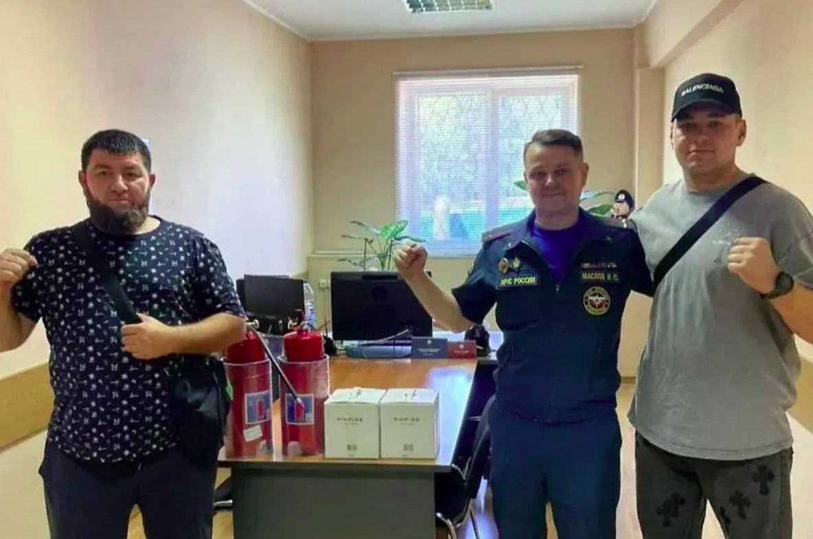 В подмосковных Люберцах ветераны СВО спасли людей из горящего дома!  В многоэтажке по Озерной улице вспыхнул пожар. Андрей Квашнин, лейтенант спецотряда быстрого реагирования в отставке, шел из магазина, когда заметил дым. Местные жители помогли ему забраться на козырек подъезда и попасть в горящую квартиру. Люди передали ему огнетушитель и воду.    «Сказали, что там ребенок. К счастью, в квартире никого не оказалось, кроме кота, которого мы вытащили», — рассказал Андрей.    Еще один боец СВО, Рустам Казанчев, проживает в этом доме. Увидев пожар, он спустился на 4-й этаж, где увидел плачущую девушку. Вместе с пожарными он начал тушить огонь и помог спасти молодого человека, отравившегося угарным газом.    Пламя на 10 квадратах потушили 10 огнеборцев и 2 единицы техники. Из дома эвакуировали 21 жильца, включая 3  детей.   За правильные и решительные действия мужчин представят к ведомственным наградам.
