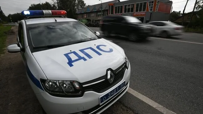 В Госдуме предложили создать на Госуслугах сервис для обжалования автоштрафов С инициативой выступили депутаты фракции Новые люди Они направили обращение главе МВД Владимиру Колокольцеву сообщает РИА Новости Авторы предложения считают что сейчас на портале Госуслуг можно оспорить не все автомобильные штрафы в некоторых случаях по прежнему используются ведомственные и региональные сервисы Депутаты считают что в одном окне могли бы отображаться постановление сведение о транспортном средстве дата и место нарушения орган который вынес штраф и другие данные Пользователю оставалось бы только основания для жалобы и при необходимости приложить дополнительные материалы Подписаться на Говорит Москва Telegram VK MAX