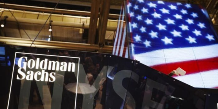 Goldman Sachs: ФРС порежет ставку трижды до конца года. А сентябрь? Там вообще уже 90% вероятность снижения. ⏳ После года «высоких ставок навсегда» рынок снова верит в сказку: — падение инфляции, — «мягкая посадка», — и вот-вот полетят процентные ножницы. Goldman, как обычно, первыми зашли в комнату и сказали вслух то, что рынки уже тихо прошептали: дешёвые деньги скоро вернутся. Что это значит: — Акции вверх? — Биткоин оживёт? — Или это финальный ложный сигнал перед рецессией? А ты веришь в разворот ФРС уже этой осенью — или нас снова кормят надеждами? Пиши в комментах Chat / Чат Subscribe / Подпишись Buy Stars without KYC Наш бот с комбо / Our bot with combo Поддержи канал / Boost channel
