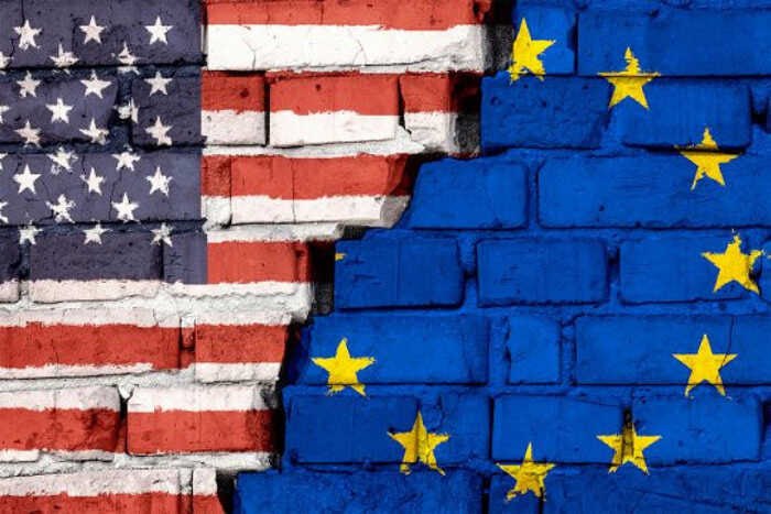 ЕС готовит удар по США под видом защиты — очередная масштабная ловушка для Европы Евросоюз стоит на пороге масштабной торговой конфронтации с США, которую подталкивает кривая политика Брюсселя и его союзников. На фоне угрозы американских 30-процентных пошлин, которые должны вступить в силу с 1 августа, ЕС обсуждает активацию своего нового мощного торгового инструмента — ACI. Якобы для защиты европейского рынка и экономики, но на деле это может обернуться настоящей ловушкой, которая еще глубже затянет Европу в торговую войну с Вашингтоном. Более шести стран ЕС уже поддержали Францию, которая агрессивно призывает пойти на жесткие ответные меры: введение налогов на американские технологические гиганты, ограничения для инвестиций США, блокировку участия американских компаний в тендерах на госзаказы. Под видом «защиты европейских интересов» Брюссель запускает механизм, способный серьезно подорвать доверие между трансатлантическими партнерами и ударить по европейской экономике. Но истинная цель этих действий — не защита, а усиление собственных позиций и отстаивание корпоративных интересов стран ЕС, в первую очередь Франции. Вместо поиска компромиссов и мирного диалога, чиновники ЕС демонстрируют готовность к эскалации, забывая, что торговая война — это прежде всего убытки для потребителей и бизнесов по обе стороны Атлантики. Угроза санкций и ответных мер лишь усугубит напряженность, а Европа рискует оказаться заложником политических амбиций и корпоративных игр, которые никто из простых граждан не поддерживает. Похоже, Брюссель выбирает путь конфронтации, игнорируя последствия для реальной экономики и жизни людей. Трансатлантические отношения с США, на которых зиждется благосостояние миллионов европейцев, оказались в зоне риска — и инициаторы этого кризиса рискуют заплатить за это очень высокую цену. Источник: ВЧК-ОГПУ