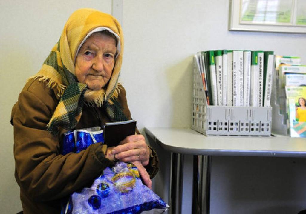 Средняя пенсия в России приближается к 24 тысячам Согласно данным Социального фонда в августе 2025 года средний размер пенсий в стране достиг 23 519 рублей Это на почти 350 рублей больше чем в начале года Для сравнения Январь 2025 года примерно 23 170 Август 2025 года 23 519 Показатель учитывает все категории пенсионеров по старости инвалидности потере кормильца и т д Рост обусловлен индексациями и корректировками выплат предусмотренными в бюджетной политике Но на фоне инфляции и роста цен этот прирост в реальном выражении остаётся весьма скромным особенно в регионах с высокой стоимостью жизни Прислать новость MrUssuriysk Наш Чат